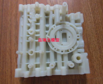 手板制作選擇機器加工還是人工加工？